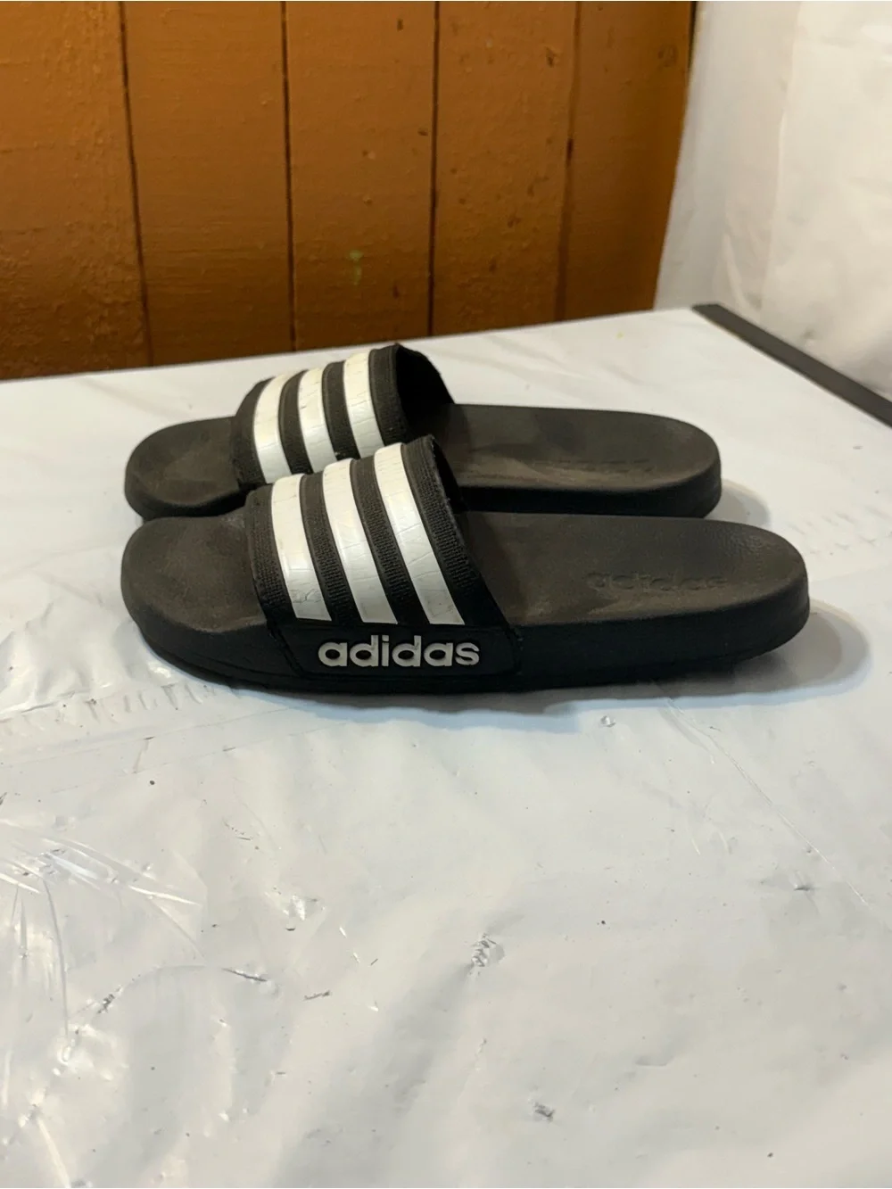 Adidas Adilette boys slip on slides size 4Y